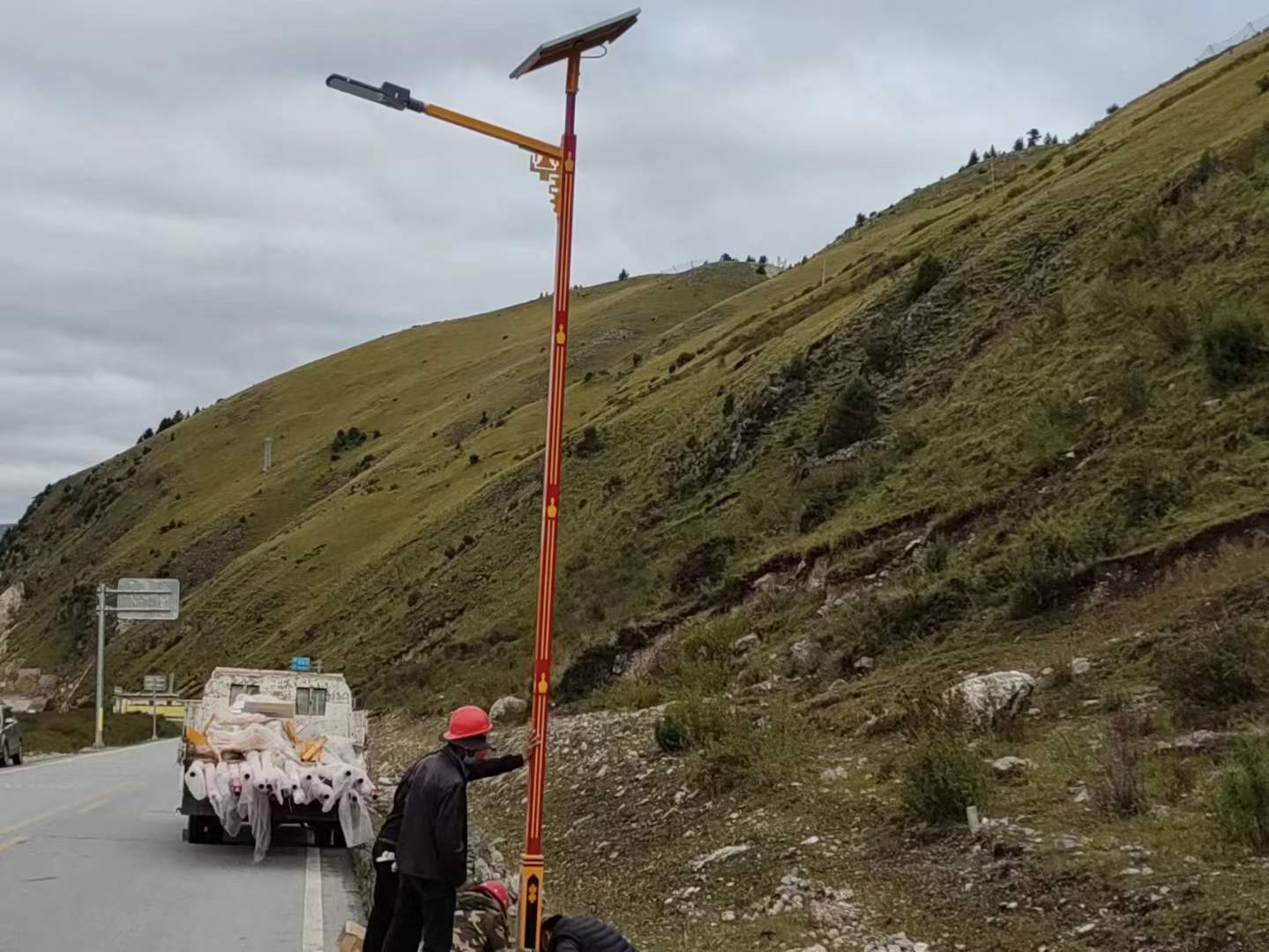 民族特色太陽能路燈桿安裝
