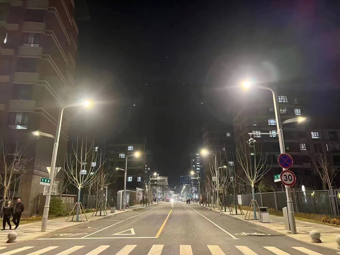 可以給手機(jī)、汽車(chē)充電的智慧路燈