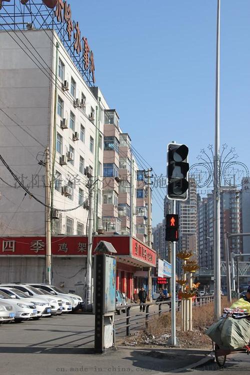 特色太陽能路燈網(wǎng)關(guān)批發(fā)公司通知大伙：智慧路燈桿怎樣輔佐完成汽車和路的連接?-明思維照明