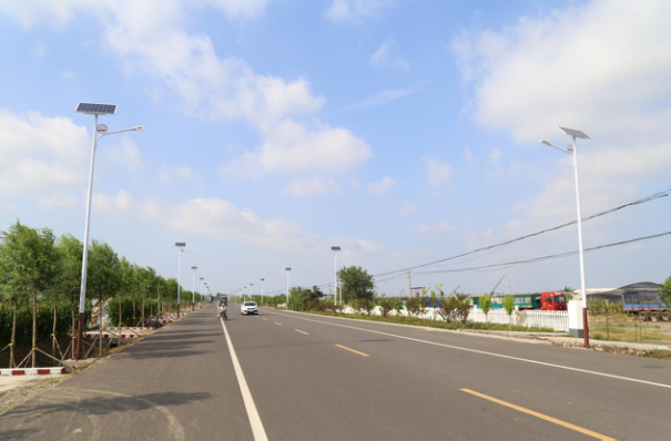 山東太陽能LED路燈廠家為道路照明工程不遺余力