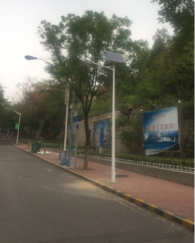 在齊魯石化老舊生活區(qū)安裝的太陽能LED路燈