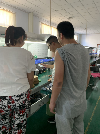 山東LED路燈廠家光電組織新員工車間學(xué)習(xí)培訓(xùn)