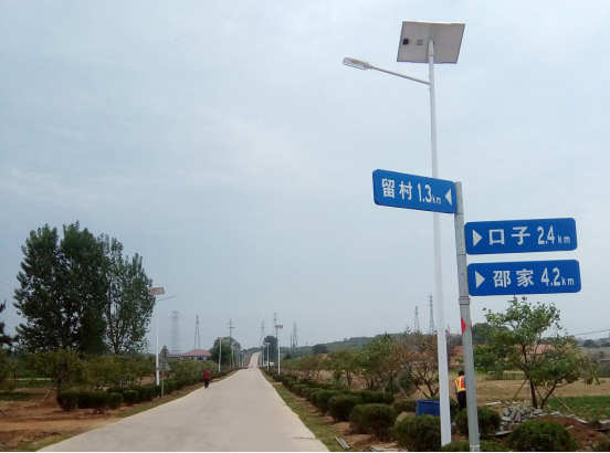LED太陽(yáng)能路燈照亮榮成鄉(xiāng)鎮(zhèn)道路
