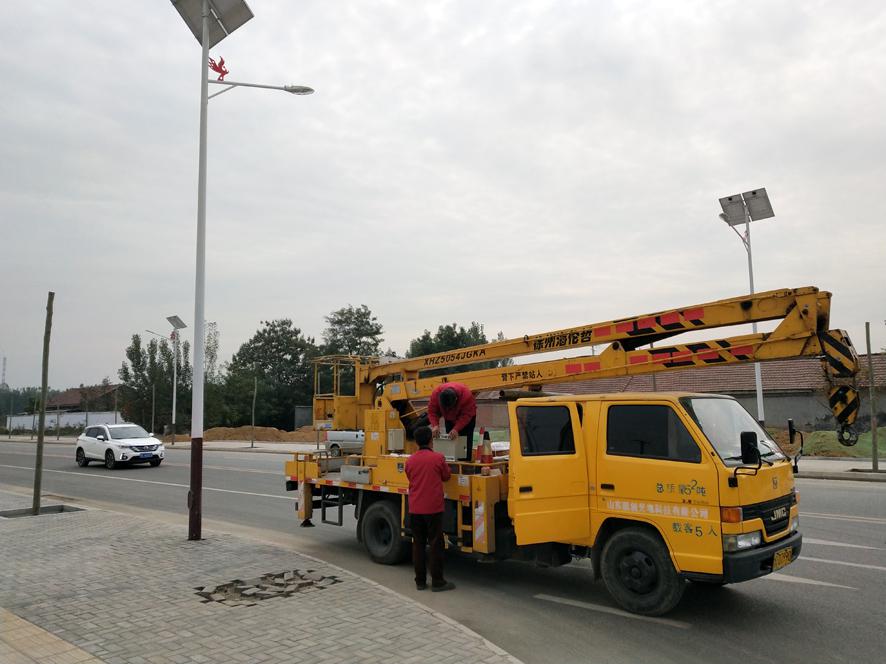 太陽(yáng)能路燈施工工程車