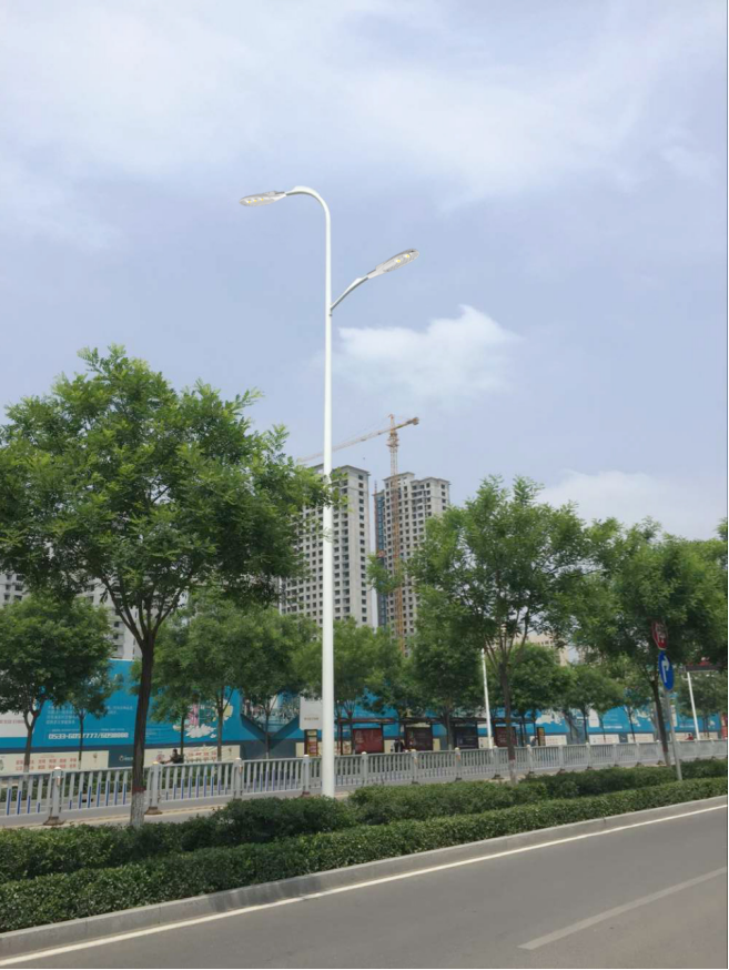 太陽(yáng)能路燈優(yōu)勢(shì)多性?xún)r(jià)比高