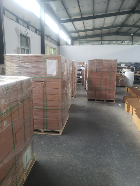 臨近年底，LED路燈廠家光電燈具車間迎來(lái)忙碌的一天