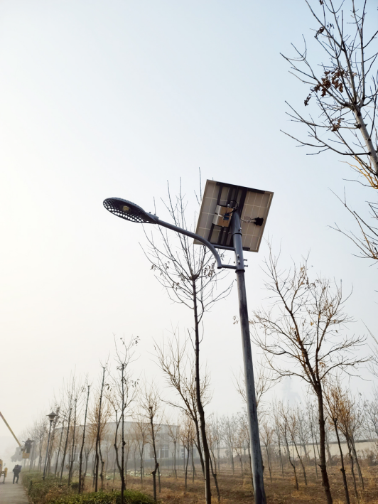 廠(chǎng)區(qū)亮化舊燈桿太陽(yáng)能路燈改造，光電顯身手
