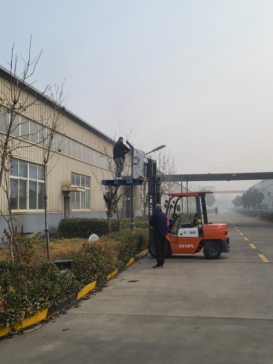 廠(chǎng)區(qū)亮化舊燈桿太陽(yáng)能路燈改造，光電顯身手